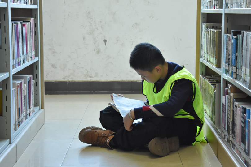 小朋友在图书馆看书小图.jpg