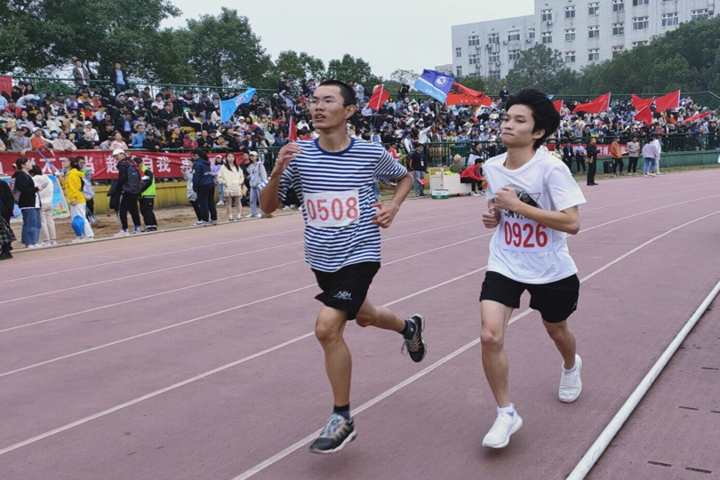 吴新毅在跑1500米.jpg