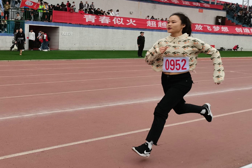 胡巧珍在跑1500米.jpg