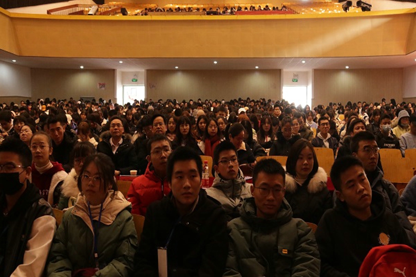 2020商学院观众认真听讲.jpg