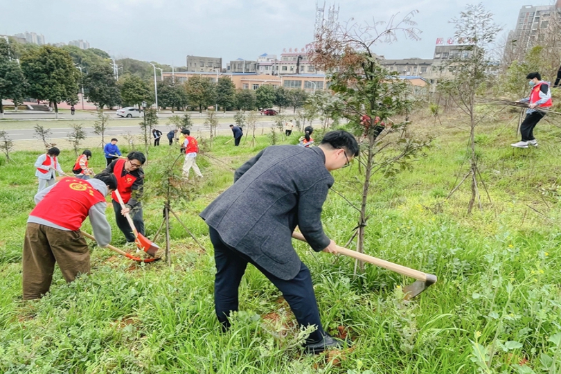 20220312-曹老师和志愿者们除杂草.jpg