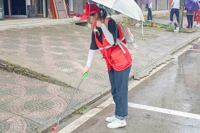 志愿者清理街道.jpg