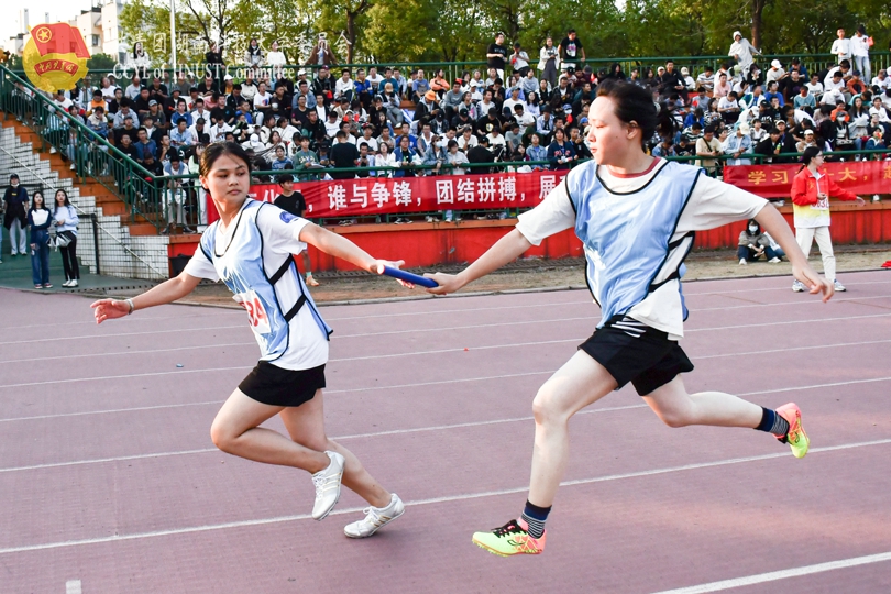 学生乙组女子4X400接力赛决赛2.jpg