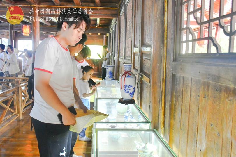 实践团成员参观茶文化博物馆.jpg