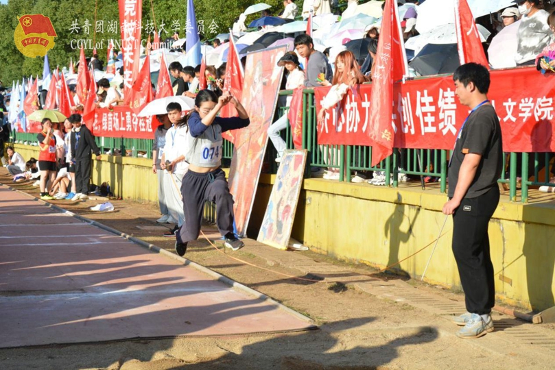 运动员刘鑫香三级跳比赛现场.jpg