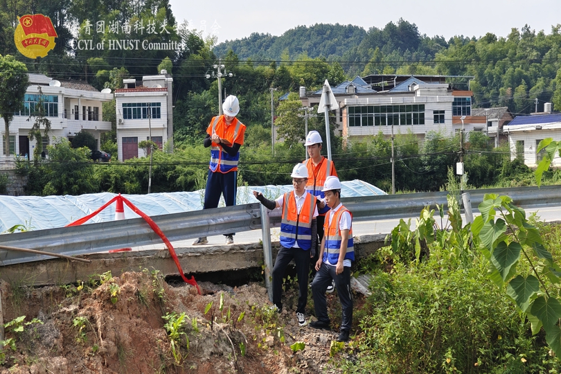 地质灾害隐患排查组对公路灾害进行检测.jpg