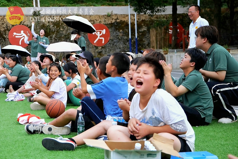 孩子们为篮球队员们加油呐喊.jpg