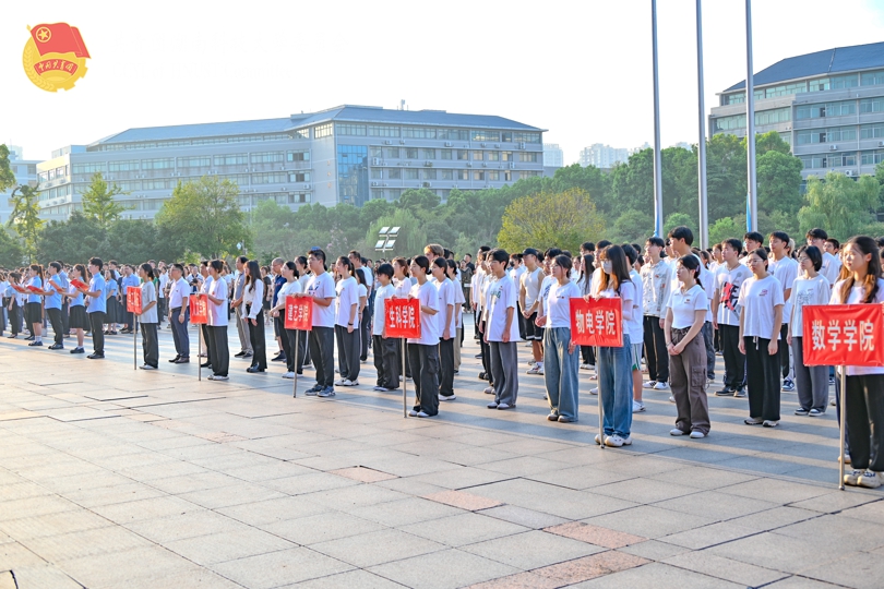 学校师生参加升国旗.jpg