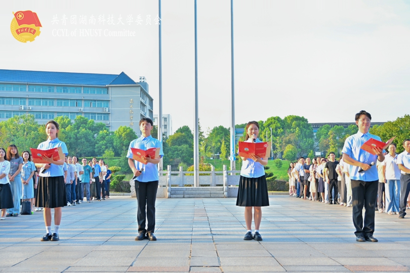 学生代表在国旗下献词.jpg