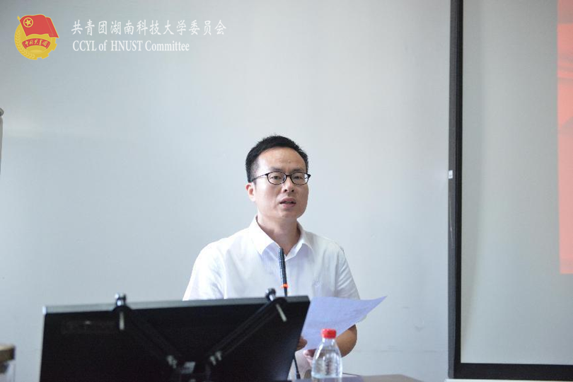 化学化工学院副院长汪靖伦主持讲座.png