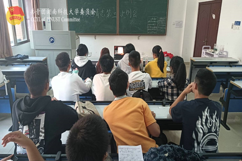 机电工程学院学生观看直播.jpg