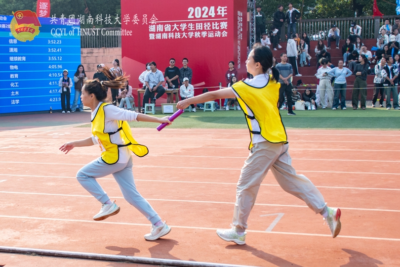 女子4X400接力赛现场.jpg