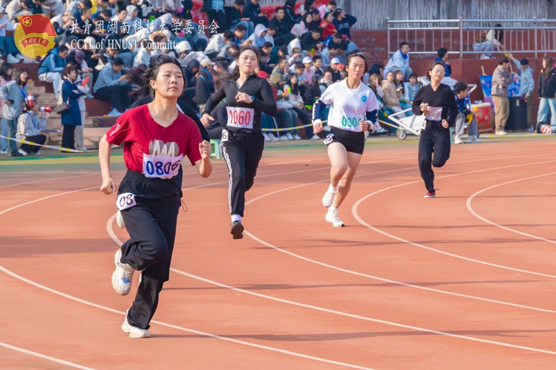 女子400米比赛现场.jpg