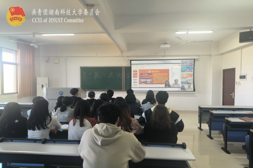 建筑与设计学院学生观看直播.jpg