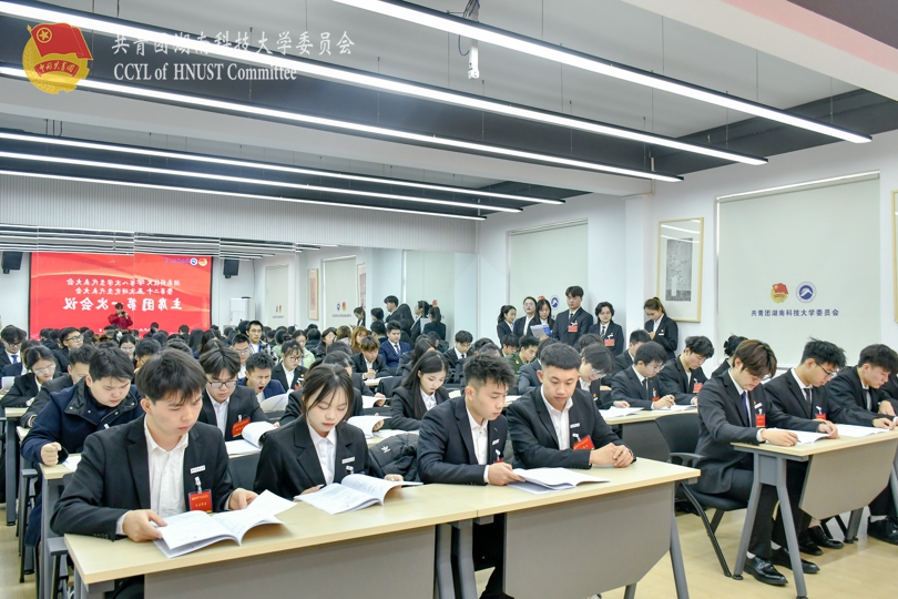 与会人员翻阅各项草案.jpg