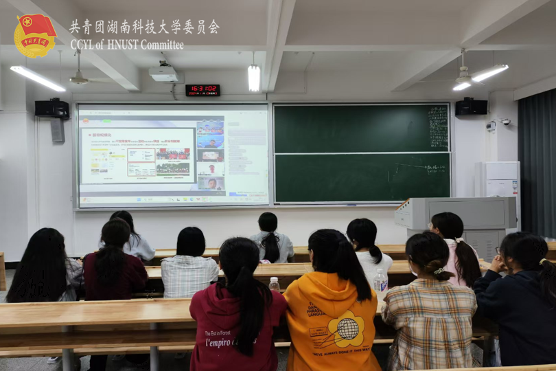 潇湘学院学生观看直播.png