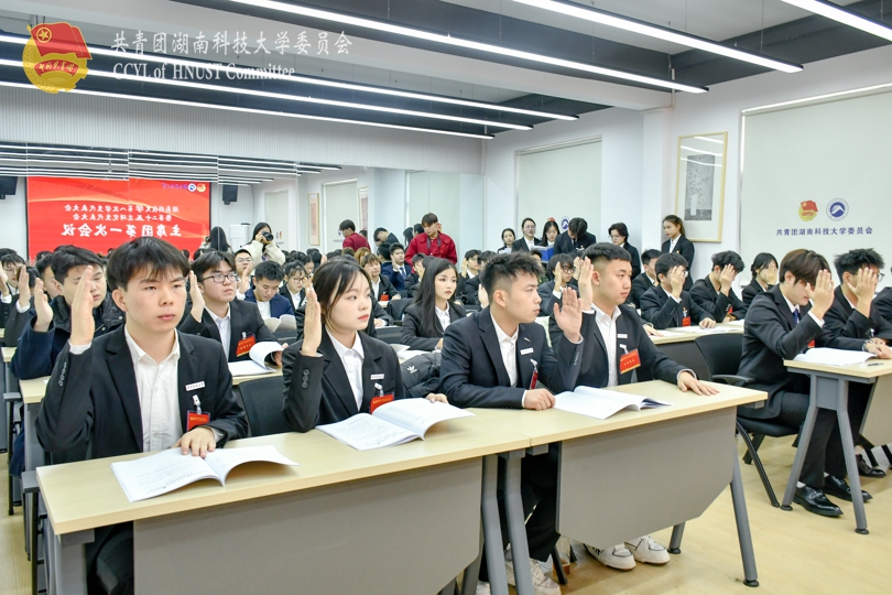 与会人员举手投票.jpg