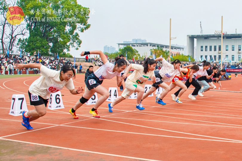 女子100米比赛现场.jpg