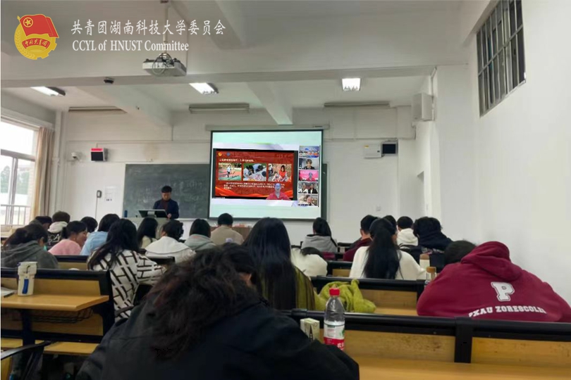 资源环境与安全工程学院学生观看直播.jpg