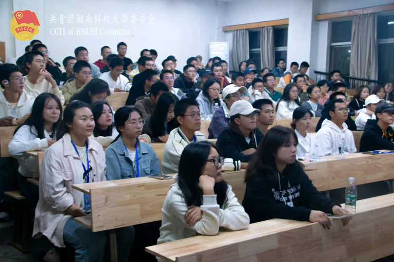 科技赛事交流峰会现场.png