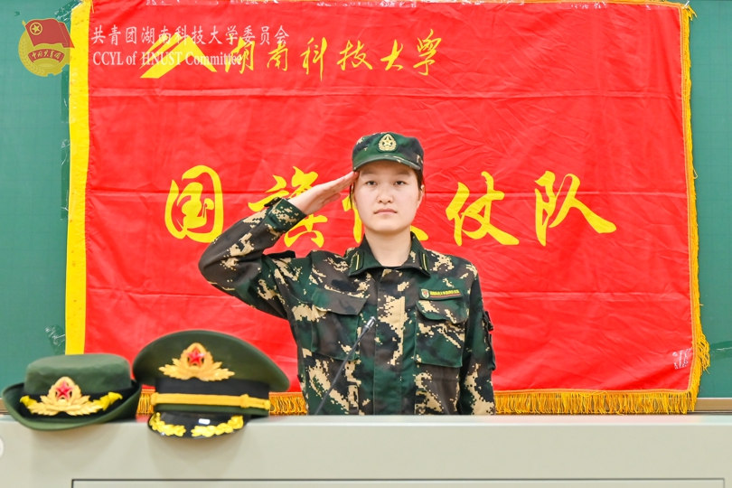 第二十一届队长黄思媛宣读退役命令.jpg