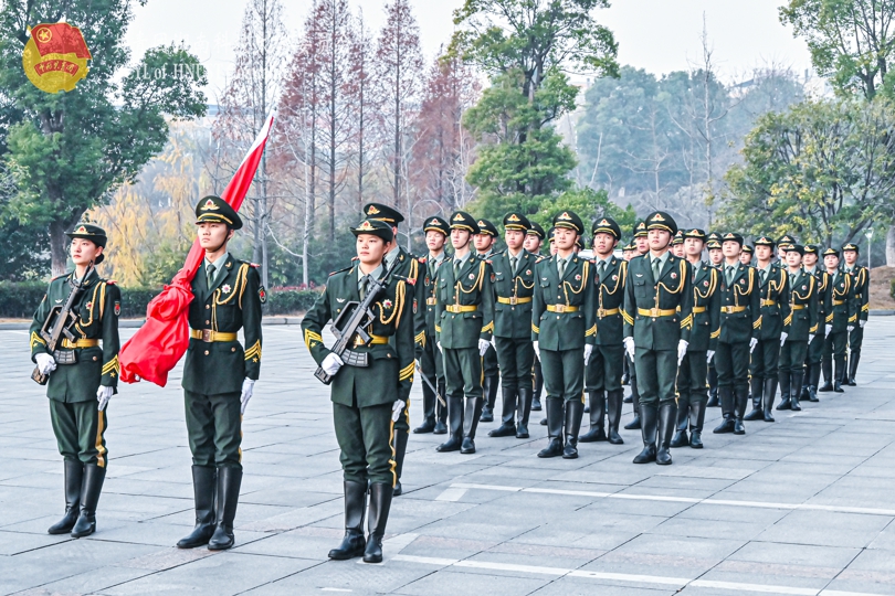 国旗仪仗队护送国旗.jpg