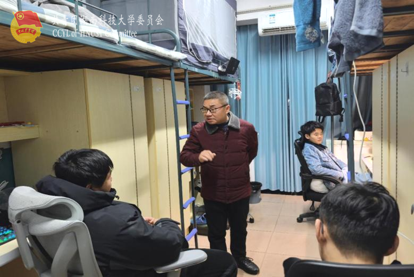 党委书记叶文忠亲切问候学生.png