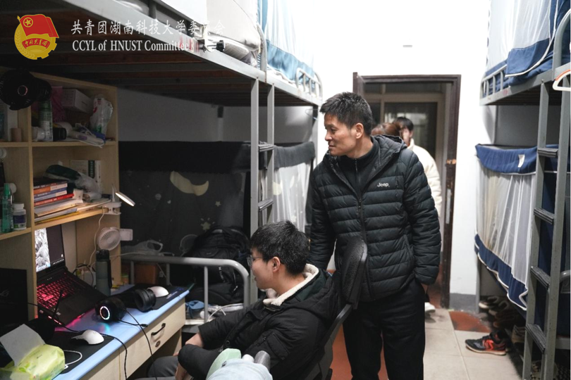 学工办主任陈攀走访寝室.png
