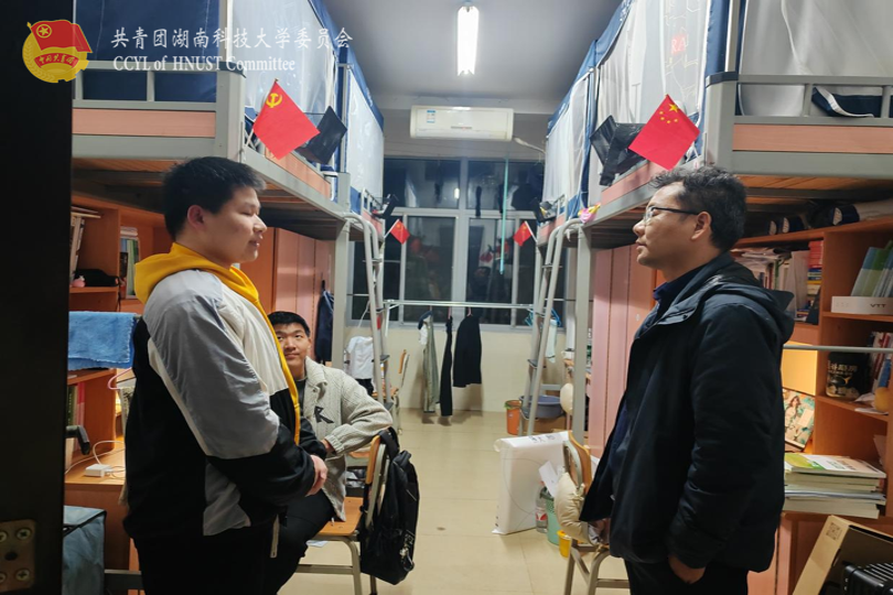 党委副书记王鹤解答学生问题.png