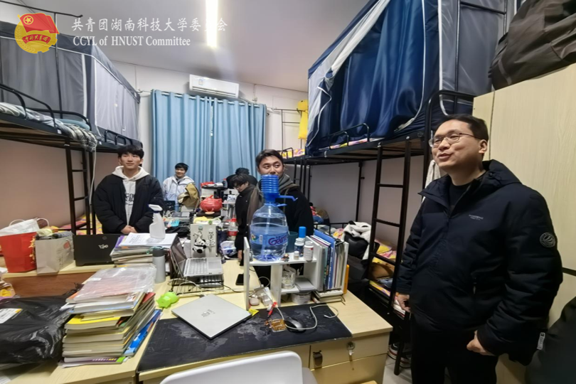 副院长张志彬给予学生建议.png