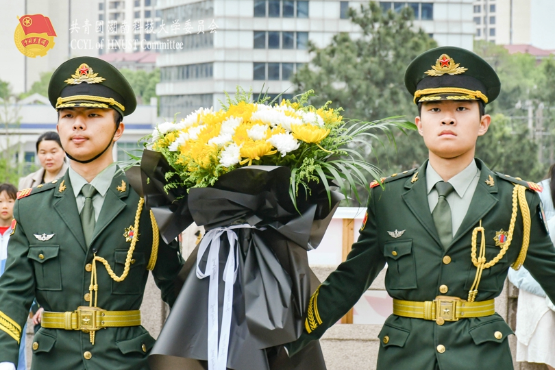 国旗仪仗队队员代表向烈士纪念碑敬献花圈.jpg