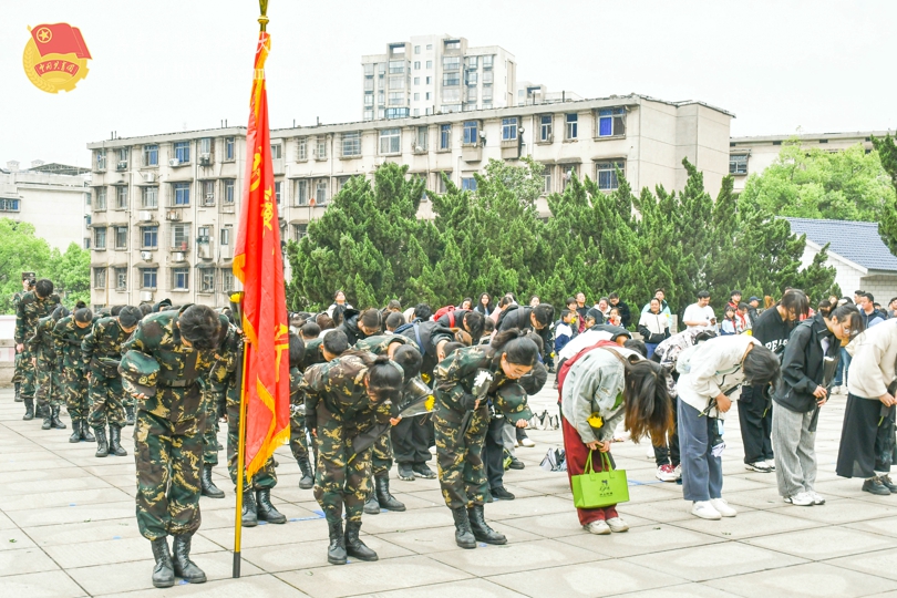 全体成员面向烈士纪念碑行三鞠躬礼.jpg