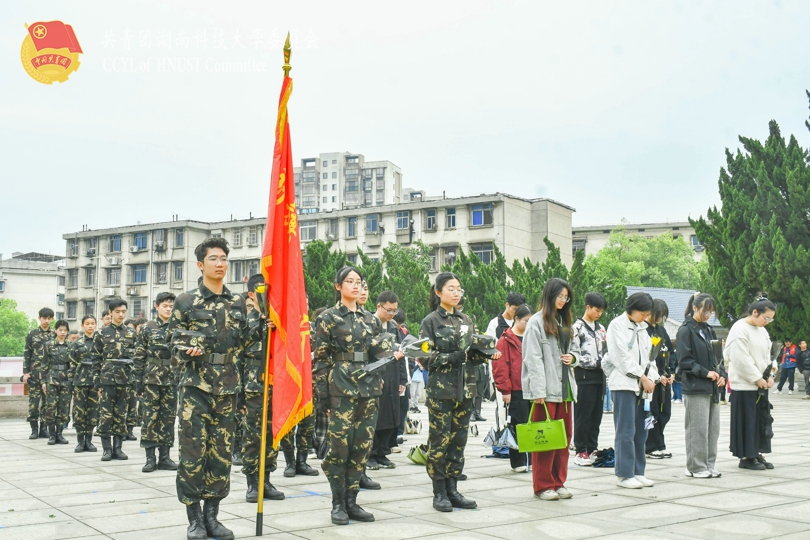 全体成员脱帽默哀.jpg