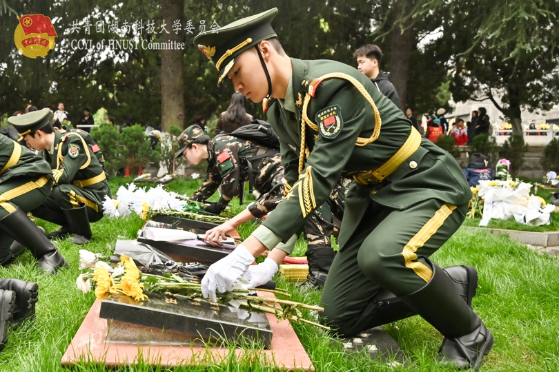 国旗仪仗队成员进入英烈苑献花擦拭碑文.jpg