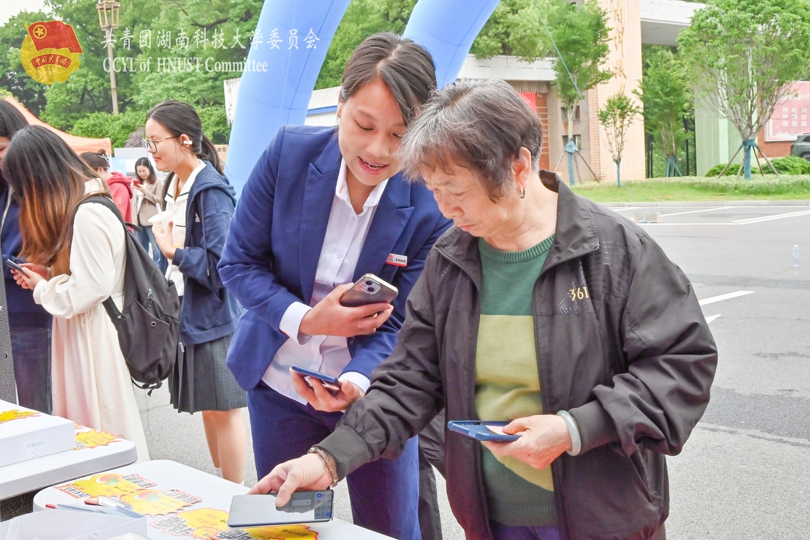 营业员介绍相关产品3.jpg
