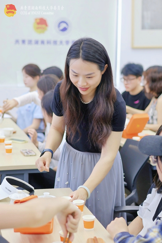 校团委校园文化部负责人唐翠柳莅临现场.jpg