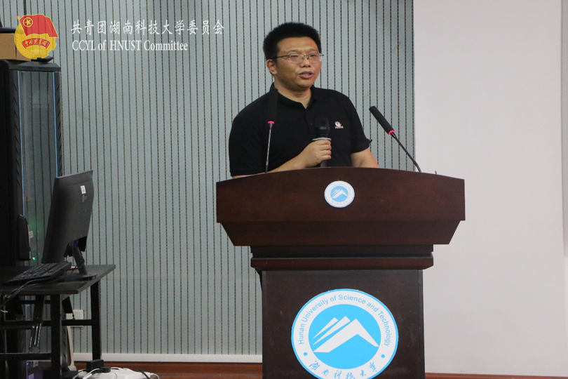 电子商务系教师赵振军主持活动.png