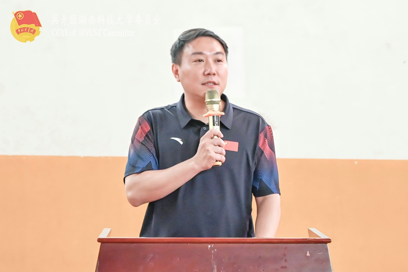 校团委副书记唐宁潇宣布开始.jpg