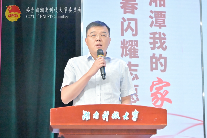 团市委书记贺青通报大赛结果.jpg