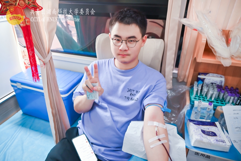 献血者进行献血3.jpg