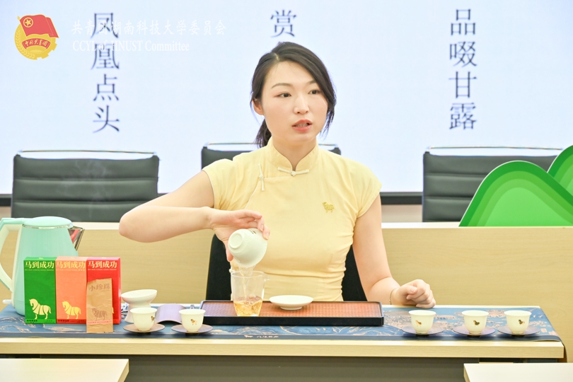 刘羽洁老师进行茶艺表演.jpg