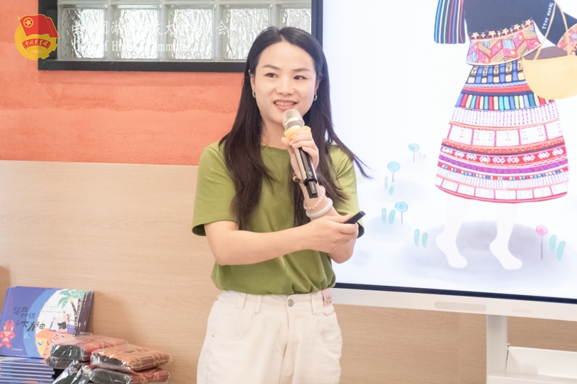 校团委校园文化部负责人唐翠柳讲解搭建织机规则.jpg