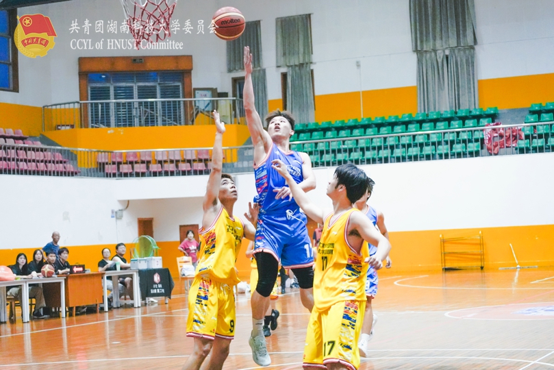 湖南科技大学球队上篮瞬间.jpg