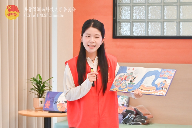 志愿者讲解绘本.jpg
