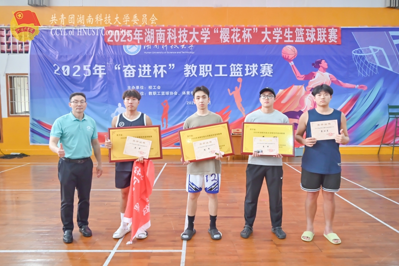 男子组前四名颁奖.jpg