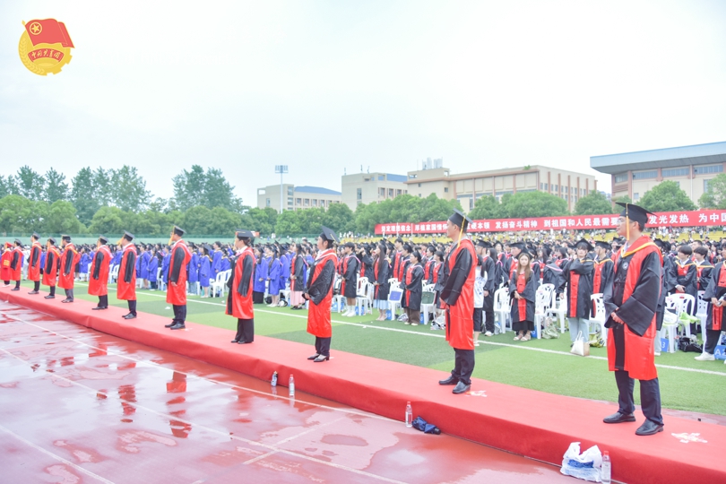 导师与学生们齐唱校歌.jpg