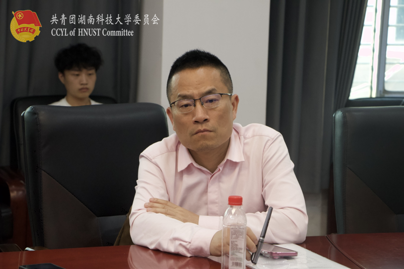 国际贸易与金融工程系主任潘竟成解答学生疑问.png