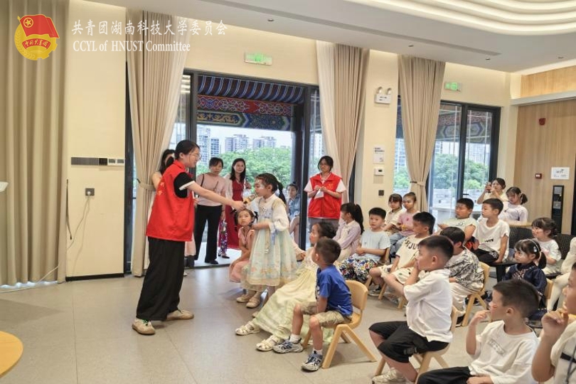 小朋友们回答问题.jpg