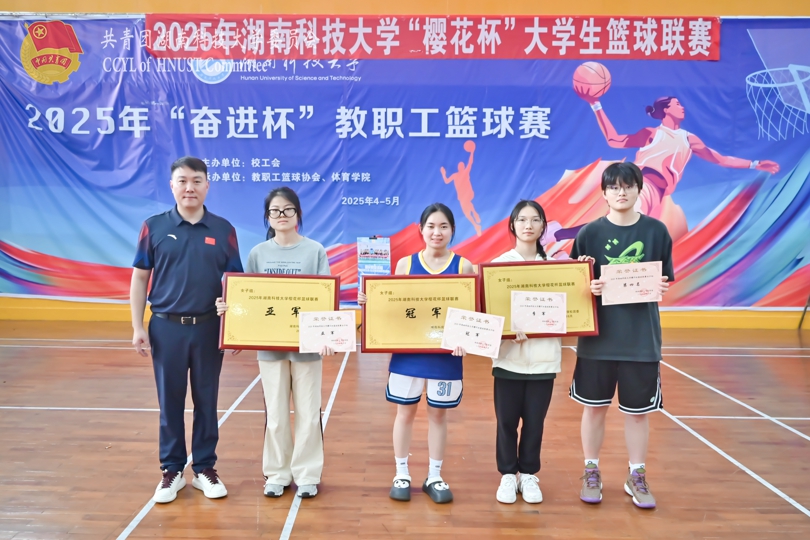 女子组前四名合影.jpg