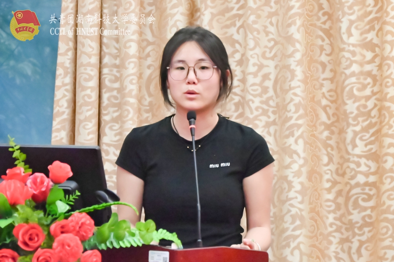 法学与公共管理学院团委学生会执行主席王一凝汇报工作.jpg